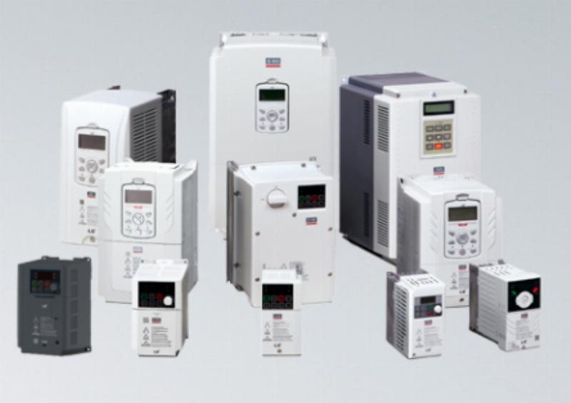 Người kỹ thuật viên đang đọc tài liệu biến tần IG5A PDF trên máy tính hoặc máy tính bảng, kèm theo biến tần thật bên cạnh